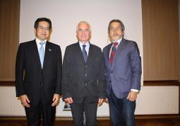 Zleva: velvyslanecký rada  Japonského velvyslanectví pan Toru FURUGORI, ředitel firmy Keihin ing. Pavel Rudský a architekt Shigefumi R. Tsuchiya