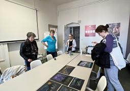 Fotogalerie Noční chodec - suchý pastel - fotogalerie