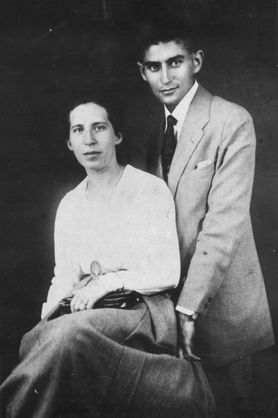 Franz Kafka a Felice Bauerová, se kterou byl dvakrát zasnouben v letech 1914 a 1917; ze vztahu ale nakonec sešlo…