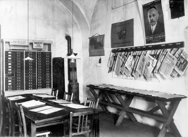 Interiér čítárny z roku 1930 (Foto: archiv KBBB)