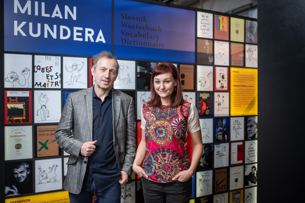 Výstavní stěna Milana Kundery v národním stánku v Lipsku 2019 se stala přirozeně místem, kde němečtí novináři fotografovali české autory; na snímku Kateřina Tučková a Martin Vopěnka