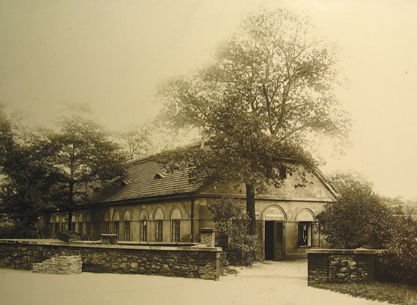 Městská čítárna dnešní Knihovny města Plzně – vchod z Otakarových sadů, 1929 (Foto: Archiv města Plzně)
