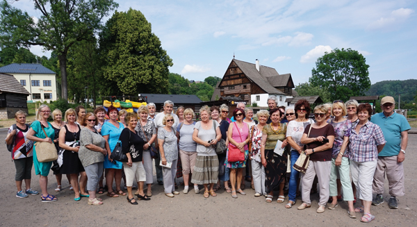 Hromadné foto frekventantů univerzity z výletu na Dlaskův statek u Turnova 30. 5. 2018 (Foto: z archivu MěK Slavoj Dvůr Králové n. Labem)