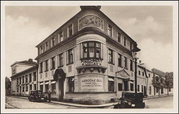 Národní dům v Uničově, kde od roku 1923 sídlila městská knihovna (podoba z roku 1932); po stavebních úpravách se sem znovu vrátila v roce 2005 (Foto: web fotohistorie.cz)