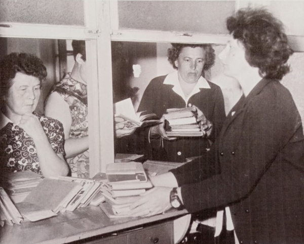 Půjčovní okénko v knihovně v roce 1955 (Foto: archiv MěK Rokycany)