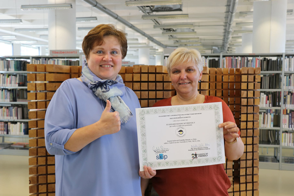 Petra Janošová (vlevo) s autorkou příspěvku Dagmar Marušákovou se získaným certifikátem Handicap Friendly (Foto: Gabriela Winklerová)