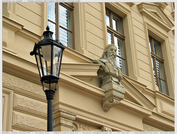 Zachované původní historické prvky výzdoby na fasádě budovy, bývalé Základní školy J. A. Komenského