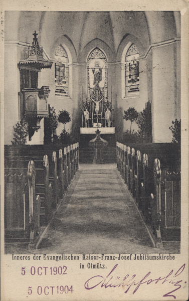 Interiér kostela při jeho otevření 5. 10. 1902; pohlednice z roku 1902 je zřejmě jediným dochovaným dokladem původního interiéru (Zdroj: soukromý archiv Aloise Bureše)