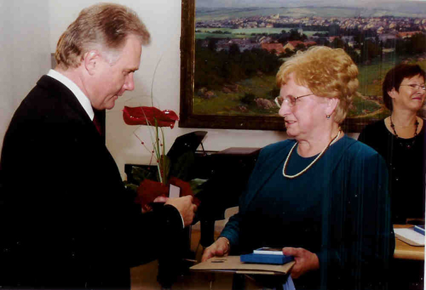 J. Biolková přebírá z rukou tehdejšího primátora Jiřího Lajtocha Cenu města Přerova – Medaili J. A. Komenského (Foto: archiv MěK Přerov)