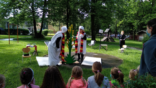 Vystoupení v Mateřské škole U modrého slona v Hranicích (Foto: archiv Regionální knihovny Karviná)