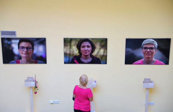 Výstava fotografií Tváří v tvář v roce 2020, v krátké době, kdy knihovna nemusela fungovat pouze v online prostoru (Foto: archiv KJM)