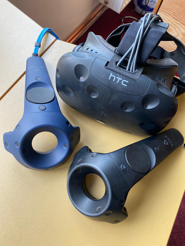 Vive headset a controller z produkce tchajwanského výrobce HTC
