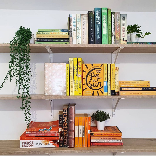 Ukázka barevného knižního zátiší (Foto: @babblinbooks)