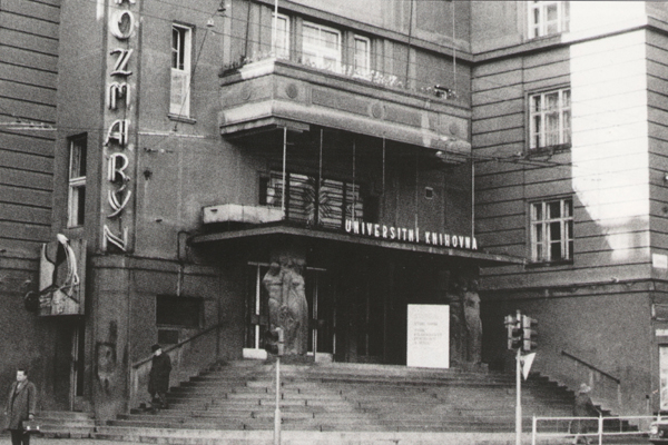 Vchod do Zemského domu III, kde bylo sídlo Universitní knihovny v letech 1936–2001