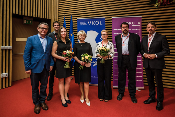 Ocenění společně s ministrem kultury Lubomírem Zaorálkem, předsedou SDRUK Tomášem Řehákem a předsedou Nadace knihoven Tomášem Kubíčkem (Foto: Milan Říský)