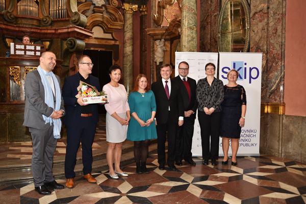 Kolektiv autorů publikace Jak řídit knihovnu – cena v kategorii „významný počin“ (Foto: Eva Hodíková)