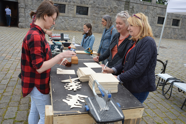 Dobrovolnice Katka (vlevo) pomáhá na Festivalu otevřených dílen, červen 2021 (Foto: dobrovolnice Eva)