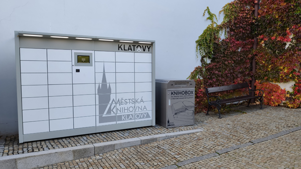 Výdejní a návratový knihobox MěK v městské památkové zóně na nádvoří jezuitské koleje v Klatovech