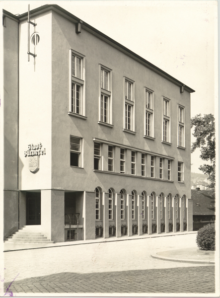Městská knihovna v Podmoklech, která sídlila v jednom z křídel místní spořitelny – 30. léta 20. stol. (Foto: archiv SVK v Ústí n. L.)