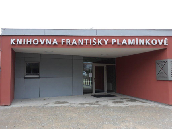Vchod do knihovny (Foto: Pavla Nováčková)