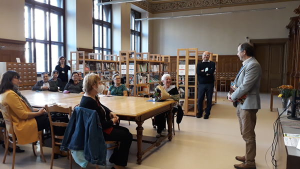 J. Okrouhlíková (sedící vpravo) krátce po převzetí Ceny českých knihovníků v prostorách Knihovny UPM (Foto: archiv Knihovny UPM)