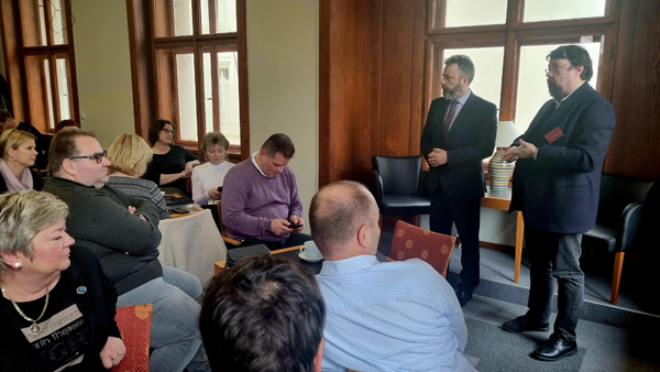 T. Řehák, předseda SDRUK ČR (stojící vpravo), a I. Jupa, ředitel NPI ČR, v průběhu březnového jednání v prostorách Městské knihovny v Praze