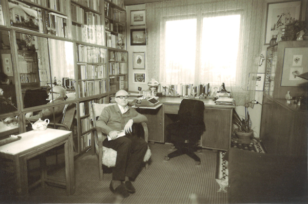 Eduard Petiška ve své pracovně v Brandýse nad Labem, ulice U Družstva (Foto: archiv Knihovny E. Petišky Brandýs n. Labem-Stará Boleslav)
