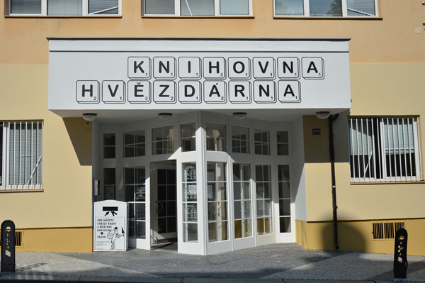 Vstup do knihovny, který byl v roce 2018 viditelně označen i nápisem hvězdárna (Foto: archiv MK Tábor)
