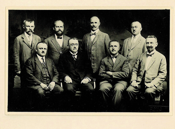 Členové první knihovní rady písecké veřejné knihovny, která byla ustavena podle prováděcího nařízení ke knihovnímu zákonu z roku 1919 a poprvé se sešla v lednu 1920 (Foto: archiv MěK Písek)