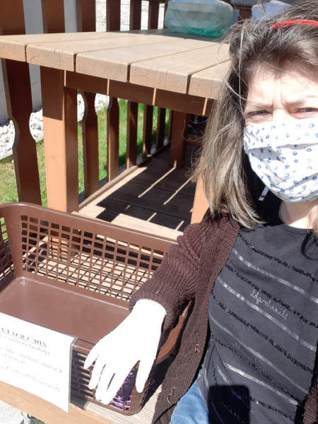 Selfie u altánu, kde před otevřením knihovny asi 10 dnů probíhaly výpůjčky knih a jejich bezkontaktní vracení (Foto: autorka)