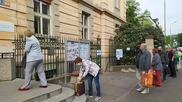 Fronta po znovuotevření SVK v Ústí nad Labem 4. 5. 2020