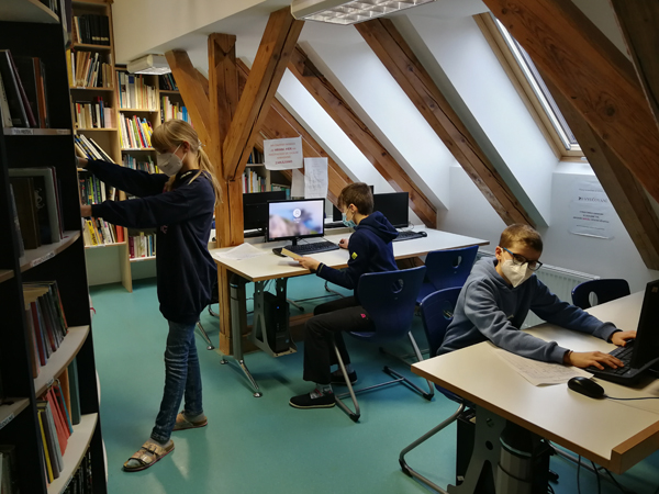 Počítačový koutek ve školní knihovně v Černošicích (Foto: Petra Mierzwová)