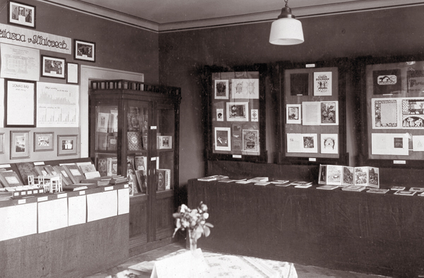 Expozice dětské čítárny Městské knihovny v Klatovech na mezinárodní knihovnické výstavě v Praze – 1926 (Foto: archiv Městské knihovny v Klatovech)