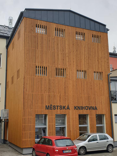 Zajímavě řešený zadní trakt budovy knihovny