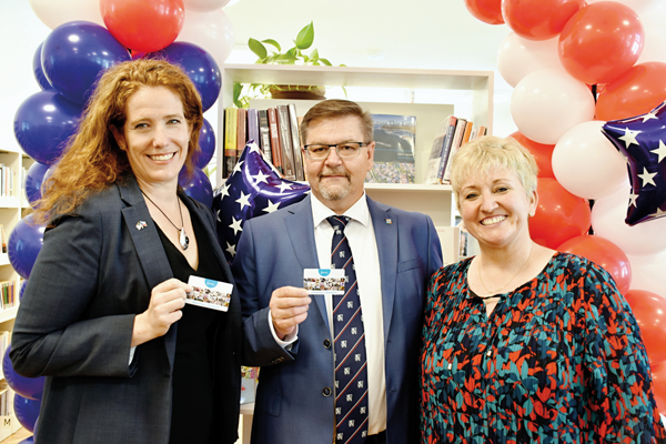 Slavnostní otevření knihovny proběhlo 14. 6. 2020 za účasti (zleva) Jennifer Bachus, chargé d’affaires USA, Jana Schillera, hejtmana Ústeckého kraje, i Jany Linhartové, ředitelky Severočeské vědecké knihovny v Ústí nad Labem (Foto: David Koleček)