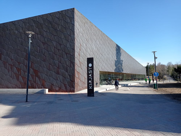 Knihovna Fyyri v městečku Kirkkonummi nedaleko Helsinek je architektonickým skvostem
