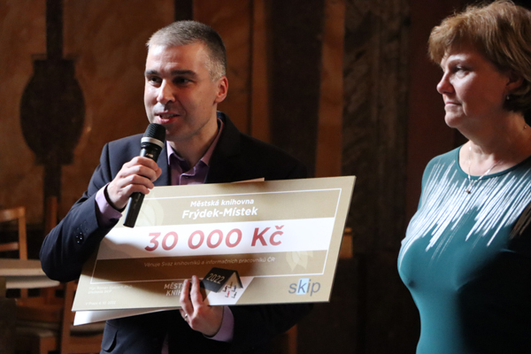 Ředitel frýdecko-místecké knihovny Tomáš Benedikt Zbranek a jeho zástupkyně Irena Liberdová, kteří převzali ocenění Městská knihovna roku 2022 (Foto: Linda Jansová)