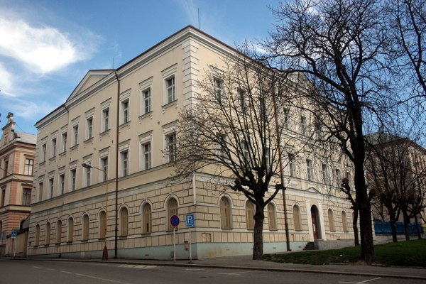 Dnešní stav budovy bývalého sirotčince, dnes sídlo Všeobecné zdravotní pojišťovny (Foto: Karel H. Šťastný)