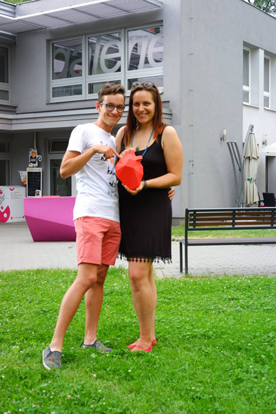 H. Pietrová se Sebastianem, jedním z dobrovolníků, které vedla; vymyslel a realizoval spolupráci s organizací Loono, Knihovna Třinec mu poskytla potřebné zázemí a podporu