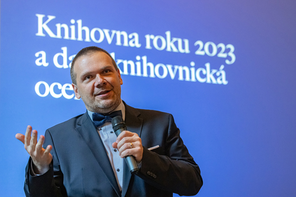 Ocenění předával Martin Baxa, ministr kultury a také autor předmluvy publikace Knihovna roku 2023 a další knihovnická ocenění (Foto: archiv NK ČR)
