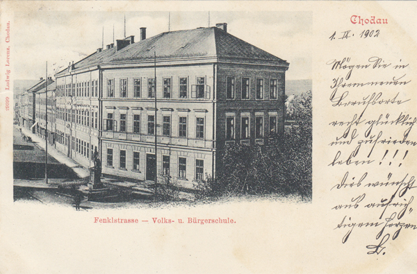 Dodnes stojící budova školy v Chodově, ve které od roku 1912 (v přízemí) fungovala veřejná knihovna