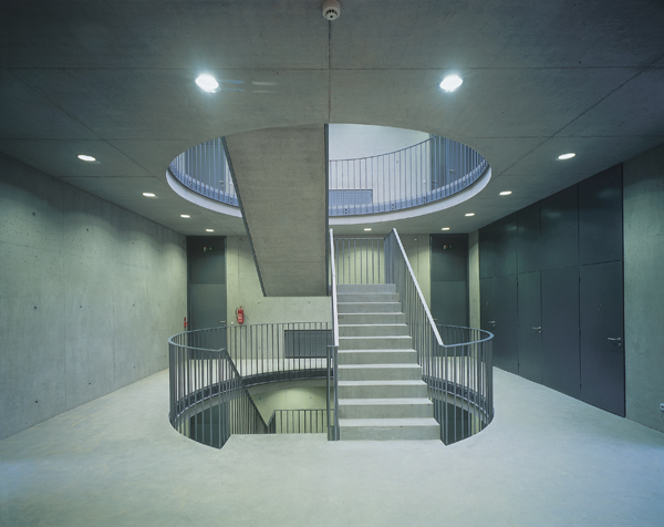 Interiér schodišťové haly Knihovny FF MU v Brně Foto: Kuba & Pilař architekti