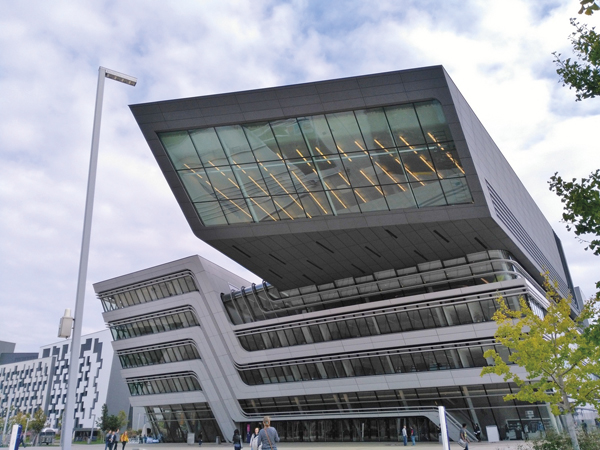 Moderní budova Knihovny a vzdělávacího centra vídeňské Ekonomické univerzity nese pečeť architektky Zahy Hadid