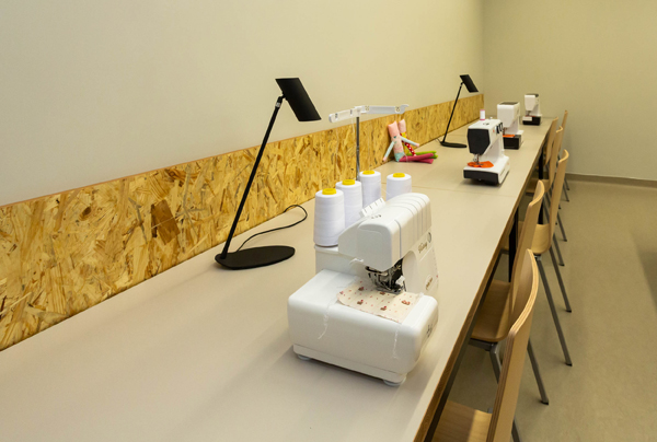 V šicí dílně Atelier jsou k dispozici šicí stroje i speciální šicí stroj overlock (Foto: archiv MKP)