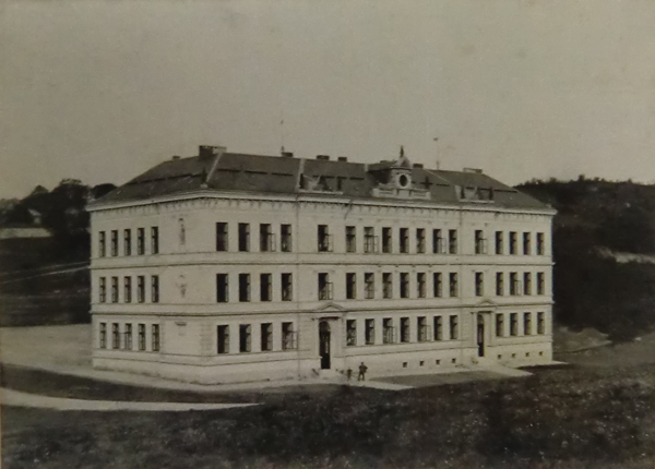 Budova Centrální školy ve Smržovce, kde byla umístěna po celou dobu své existence jak německá, tak i česká knihovna (Foto: archiv MK Jablonec n. Nisou)