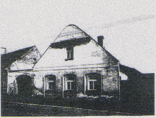 Původní budova knihovny ve Spáleném Poříčí č. p. 50 na přelomu 19. a 20. století (Foto: archiv města Spálené Poříčí)