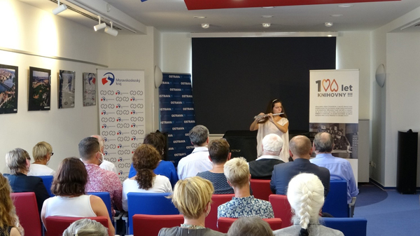 Vystoupení nevidomé flétnistky Evy Blažkové v rámci festivalu Dny umění nevidomých na Moravě; 2021 (Foto: archiv KMO)