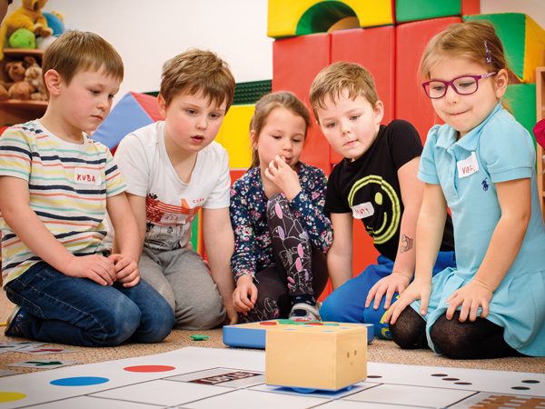 Malí programátoři v rámci jedné z lekcí Malé digitální univerzity