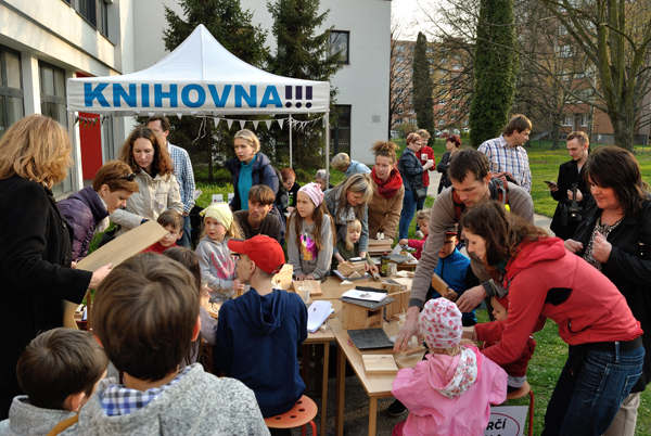 Momentka z první sousedské slavnosti – dílna (sestavování ptačích budek), která se konala v dubnu 2019
