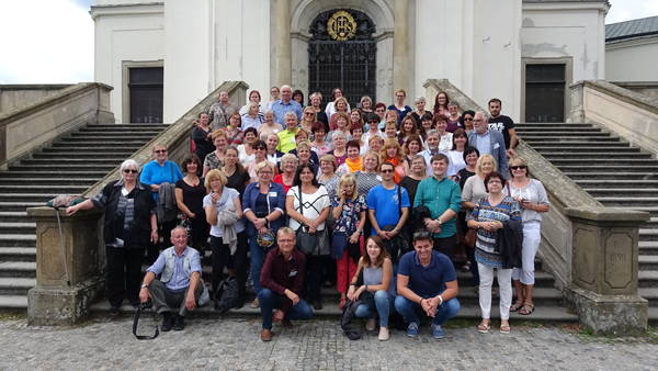 Společné foto účastníků již patnáctého setkání „venkovských knihovníků“, které se v roce 2019 konalo v Křtinách v Jihomoravském kraji (Foto: Miroslav Bláha)